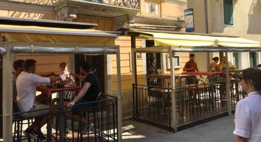 Terasa konobe u uličici Voloska